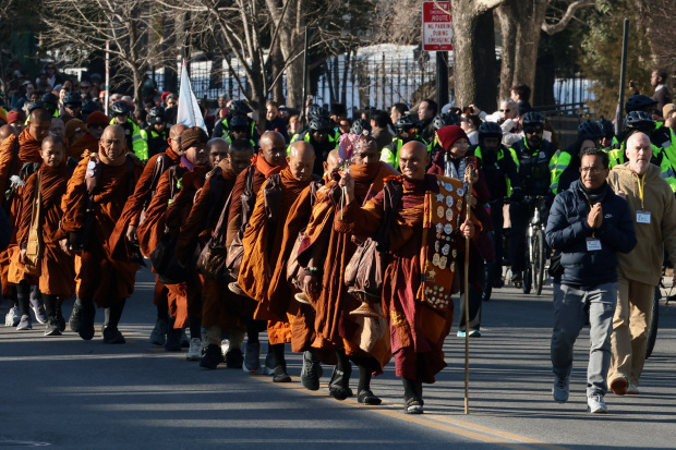 Buddhist monks arrive in Washington after 3,700-kilometre 'Walk for Peace'